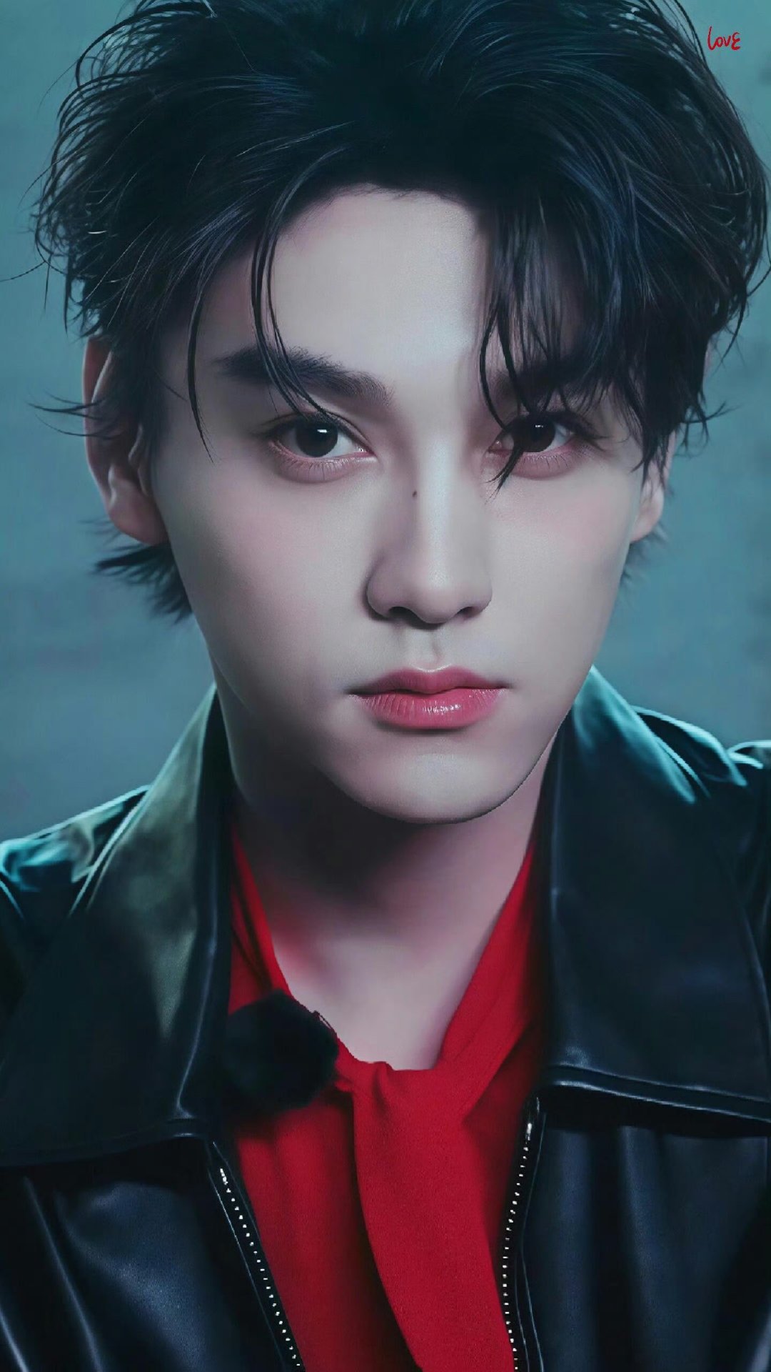 田栩宁的红衬衫外搭黑皮衣造型太有张力了，红色衬衫的热烈与黑色皮衣的酷感碰撞出强烈