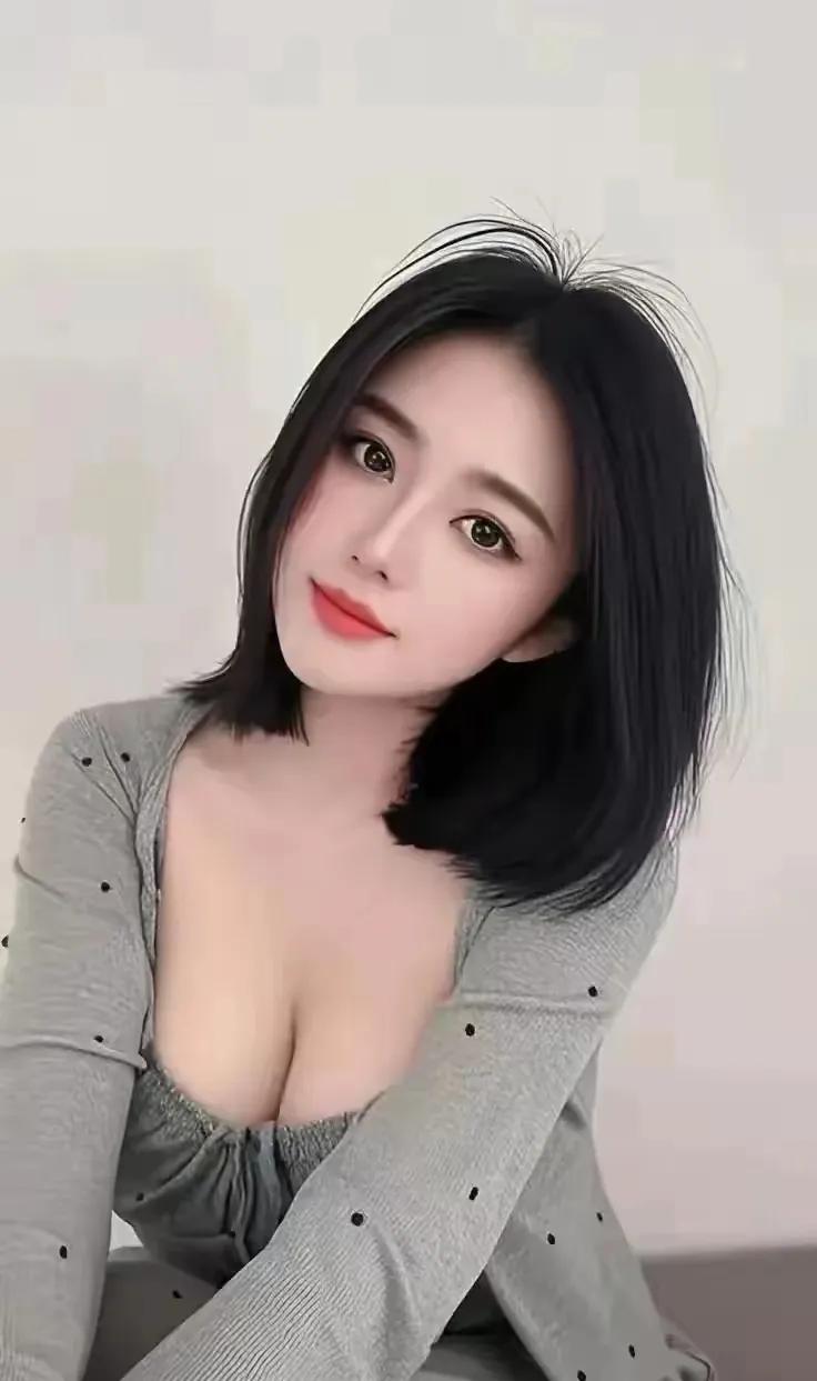 她的眼神充满爱意，她的举止洋溢着关怀。她的温柔，如同春天的暖风，让人心生陶醉。