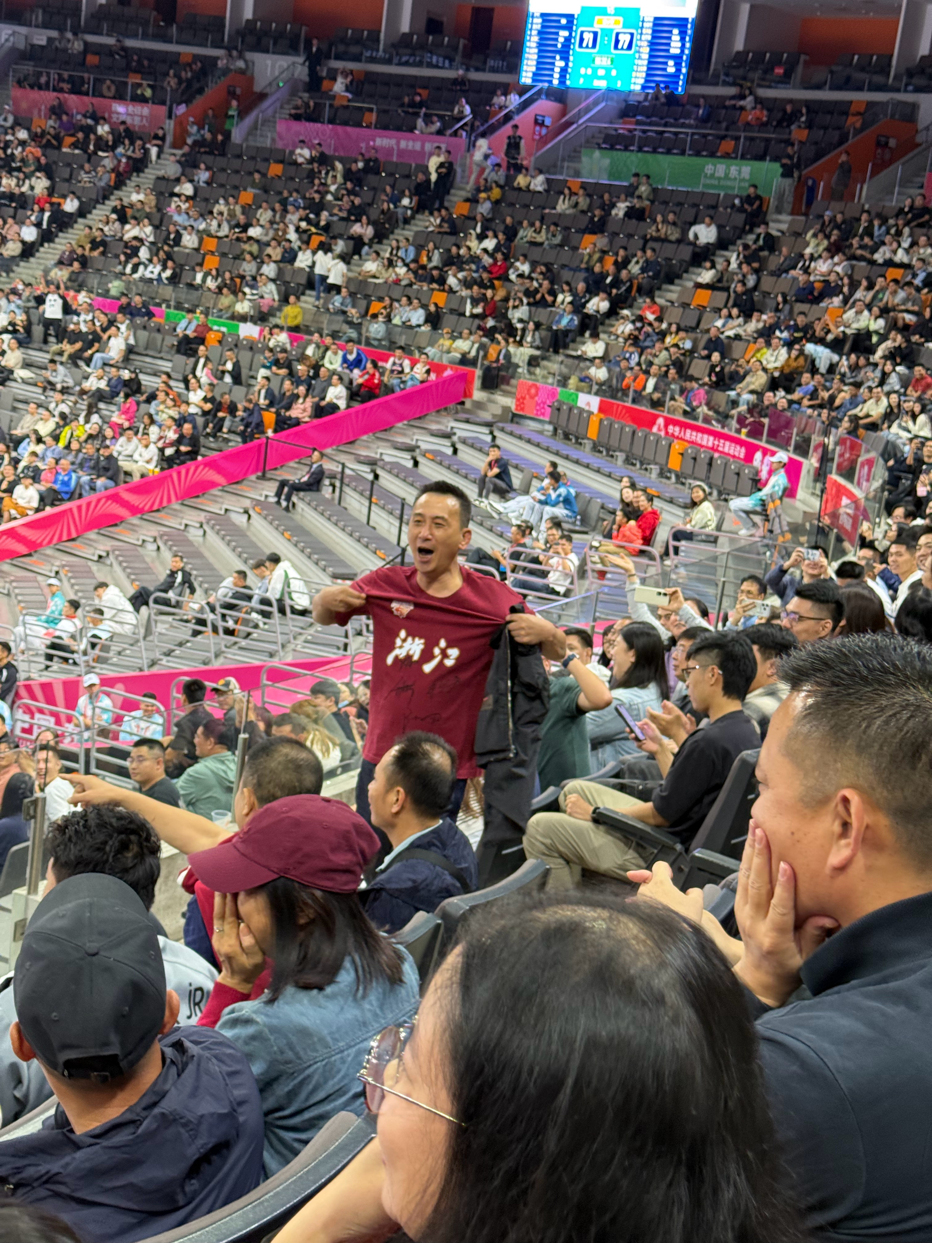 看台上的浙江稠州球迷已经high起来了