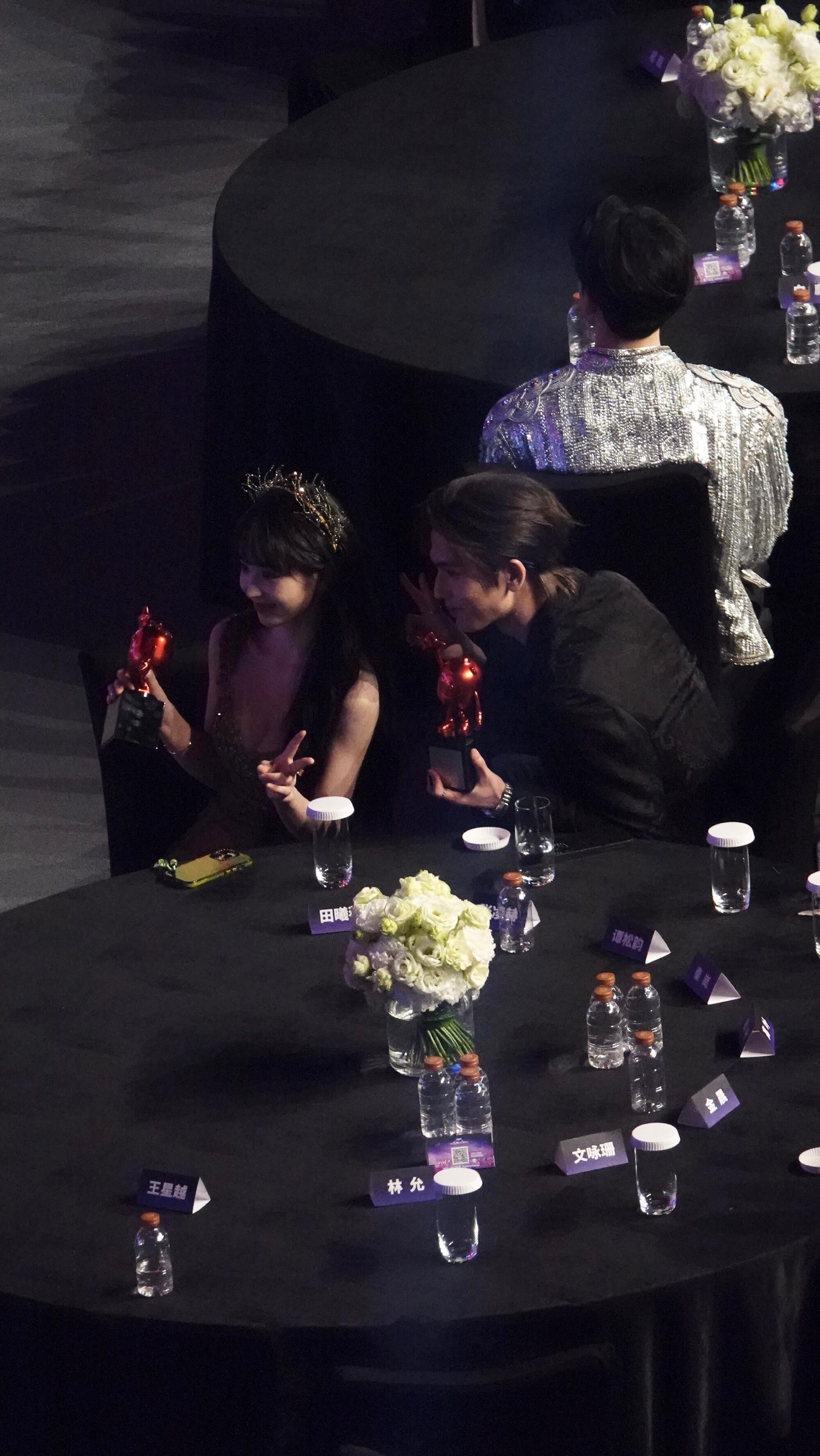 从第一张合照到合作我们等了386天从同框到这张照片放出来我们等了829天加起来刚