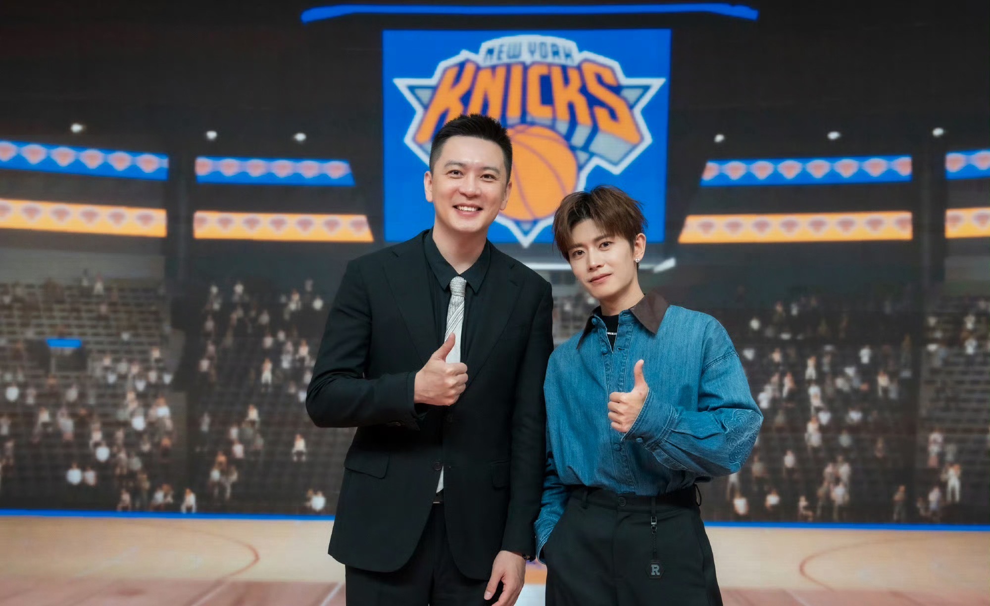杨鸣盛赞任嘉伦！直言真懂球还帅气，NBA揭幕战解说同台出圈NBA新赛季揭幕战解说
