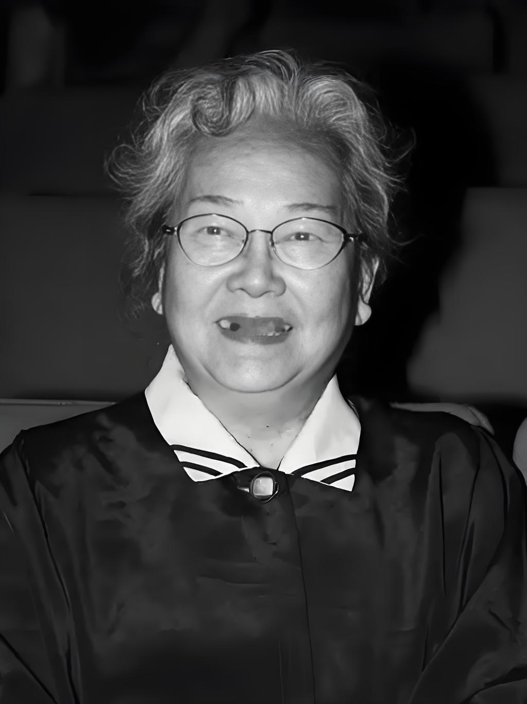 2025年8月31日，黎姿在社交平台发文悼念姑妈黎宣：“姑妈的笑容和温暖永远会留