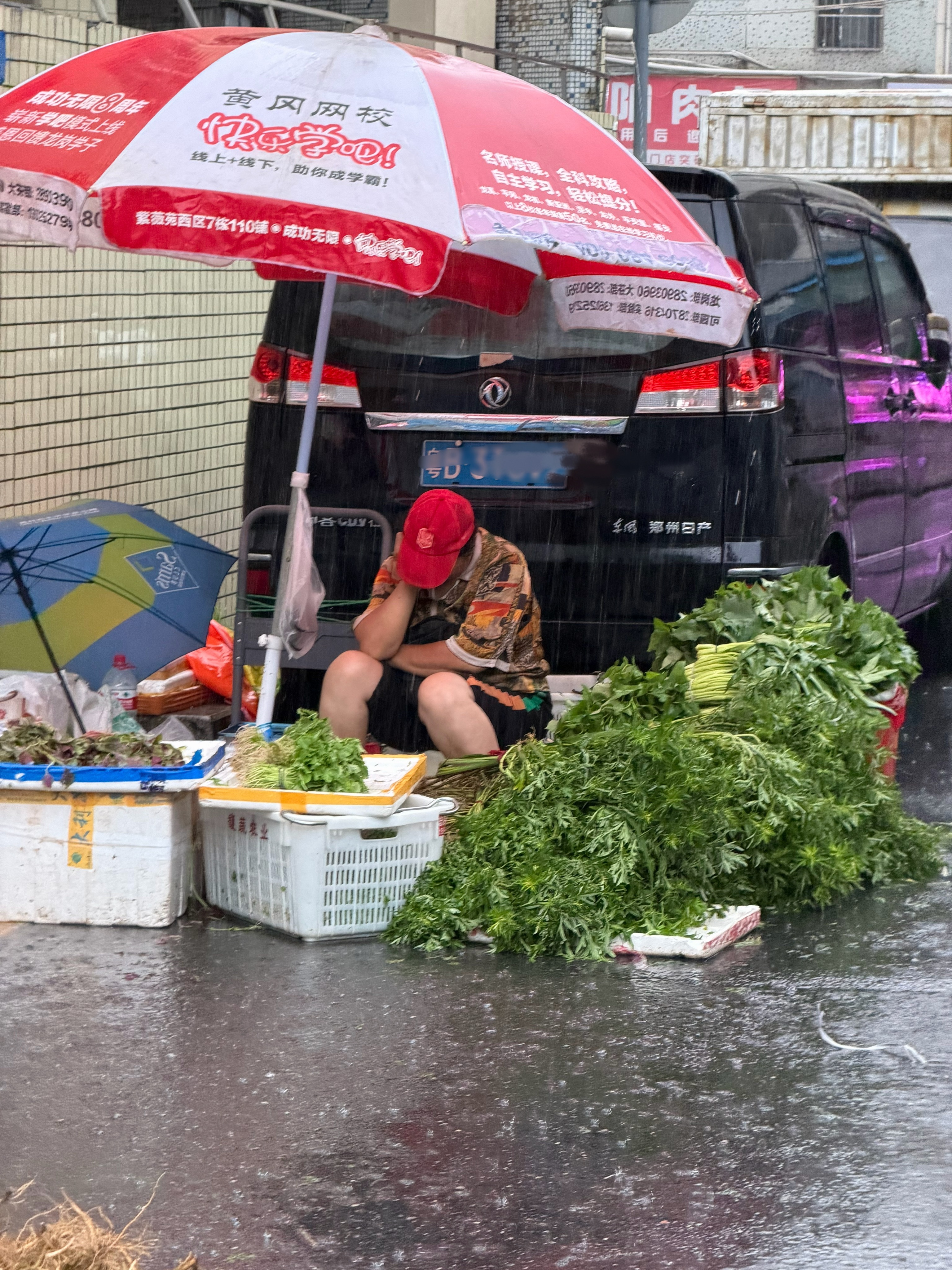 太难了，下雨天，没有生意，阿姨睡着了
