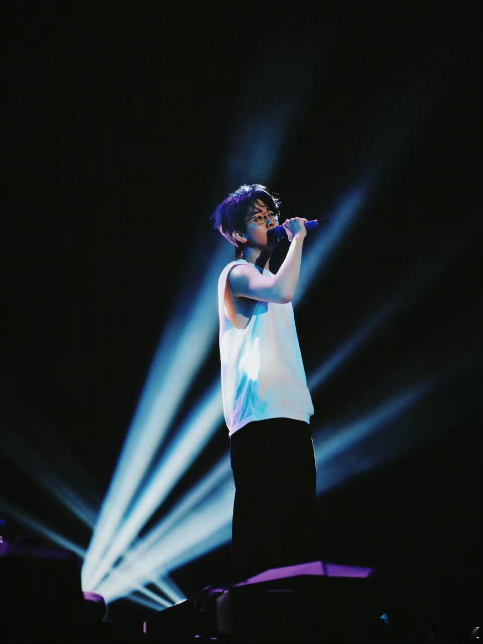 胡夏演唱会上连发三条微博演唱会还没从live中醒过来，结果胡夏又连发三条微博，我