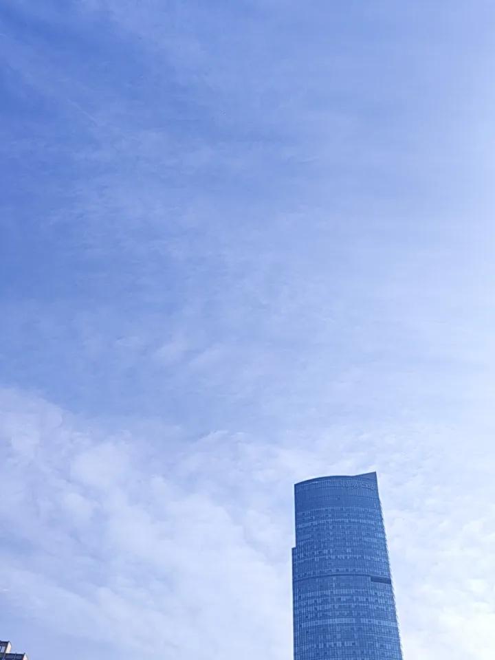 昆明的蓝天，真的让人看一眼就心旷神怡！就拿官渡区六甲街道来说，这里濒临滇池北岸，