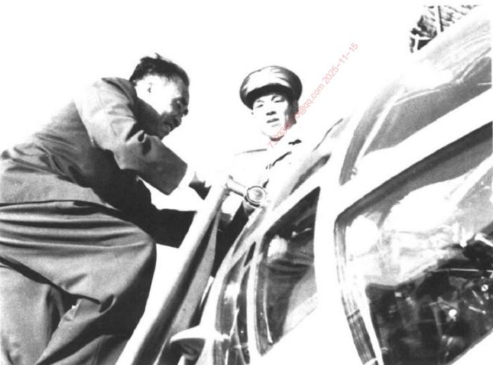 1953年10月12日，朱德视察北京南苑机场空军某部。