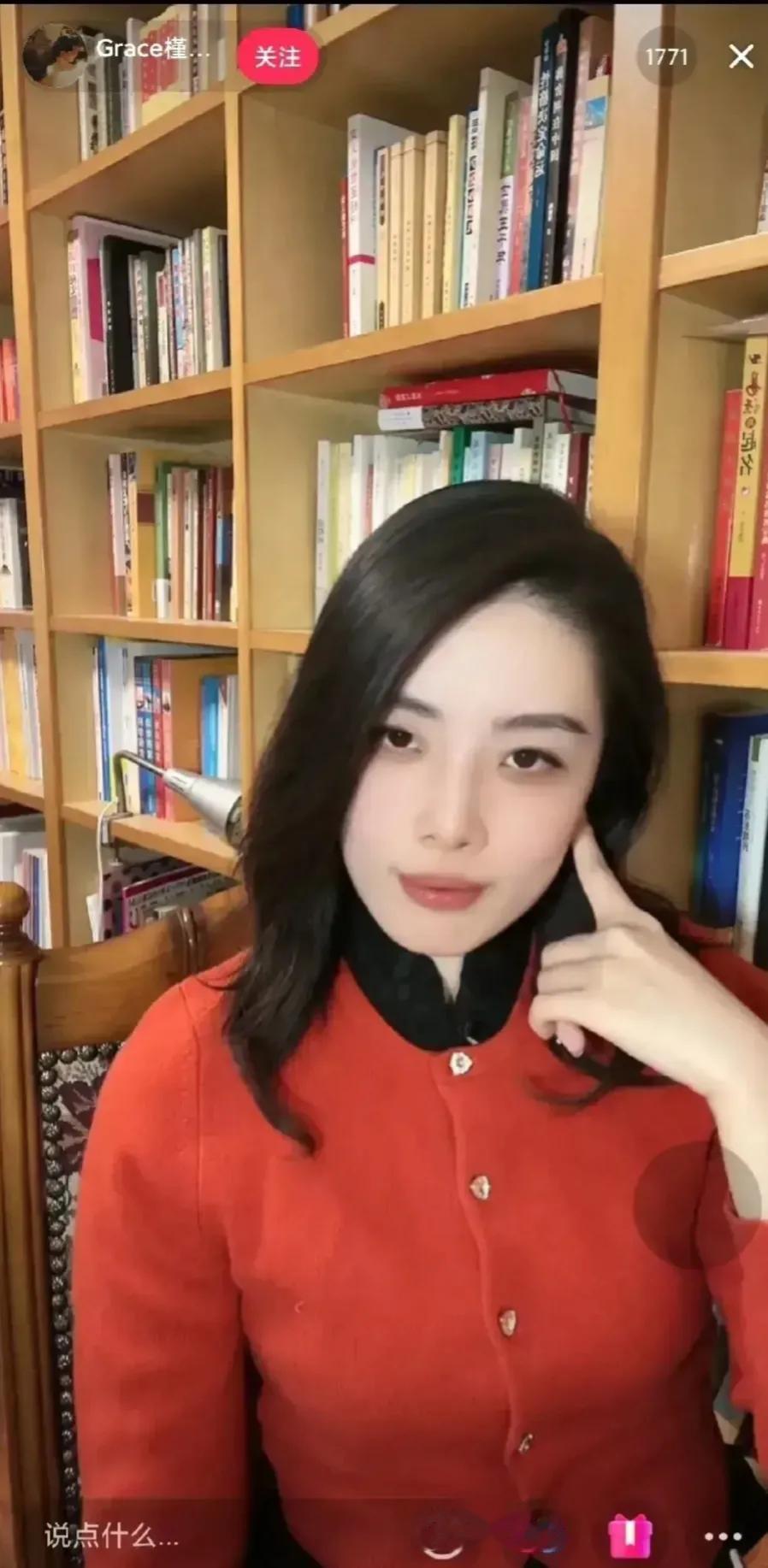 大家都还没有忘记她吧？几个月之后，她终于忍不住出来直播带货了！

这次董小姐大概