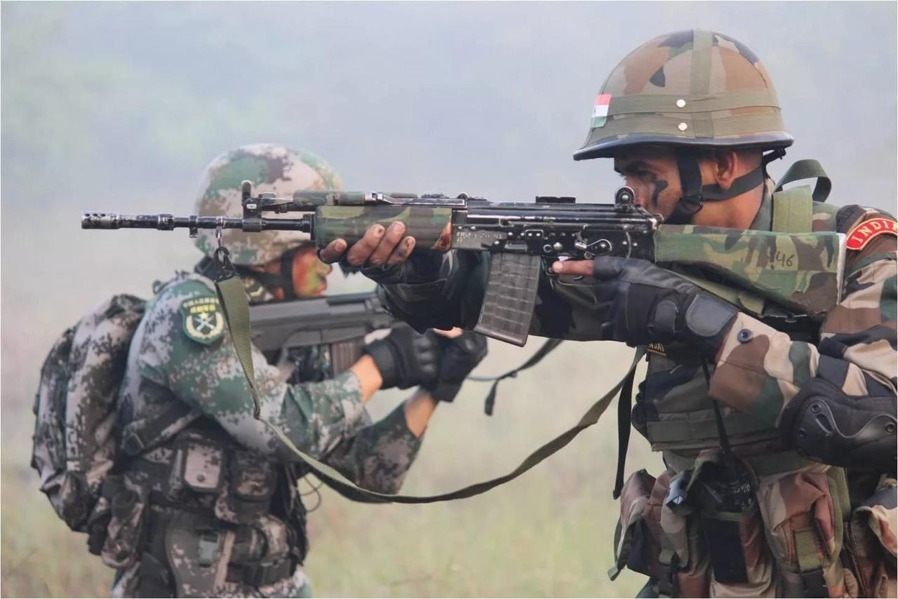 当年和国内进行军事交流的印度军队，图中的印军士兵手持一支印度国产 INSAS 自