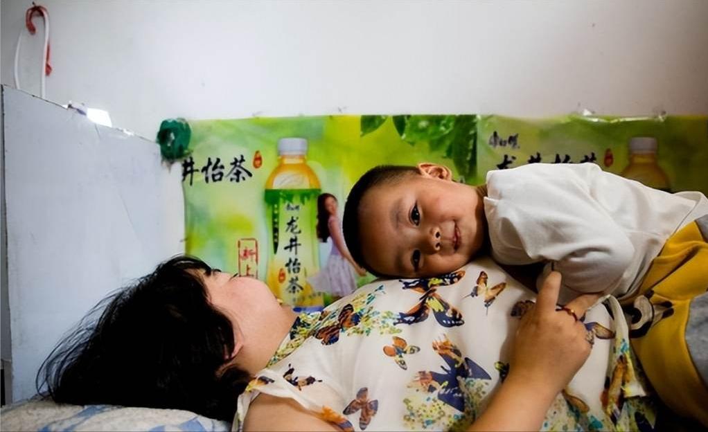 “医学奇迹！”2011年，江西一男子不顾家人反对，娶瘫痪女子。新婚夜前夕，岳母支