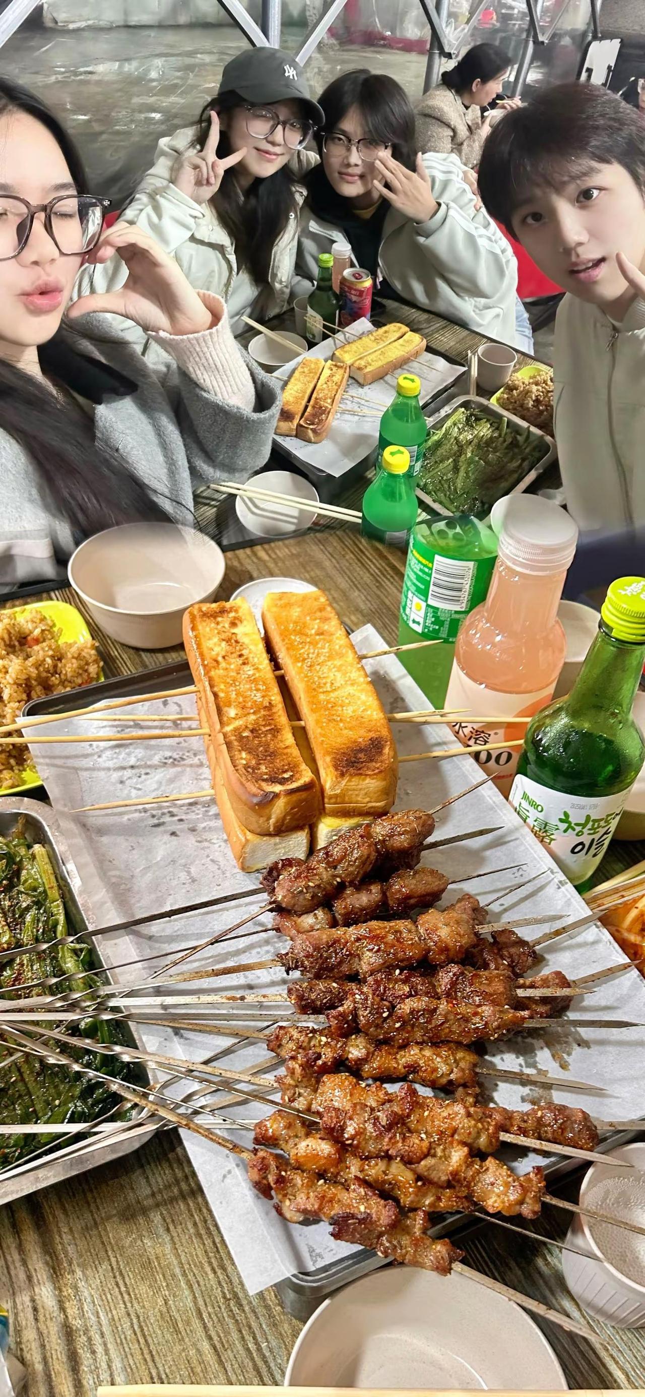 爱我蜡黄的皮肤爱我的斑点暗沉的黑眼圈像锈迹般的泪痕 爱我蓬头垢面不为人知的一面以