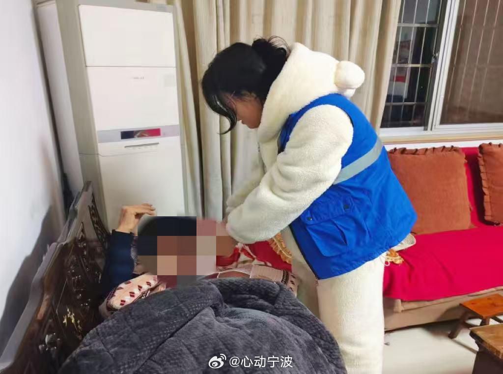 五年她守护孤老的最后归途 宁波宁海岔路镇上金村网格员童飞飞五年悉心照料五保独居老