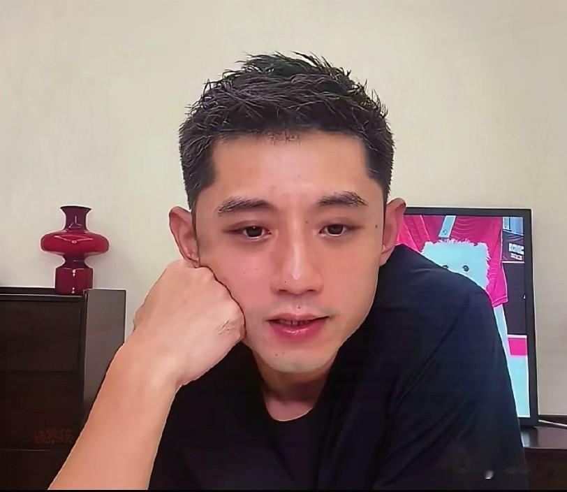 张继科一句“球是圆的，人是扁的”，道尽成年人最通透的生存法则。

听完张继科这段