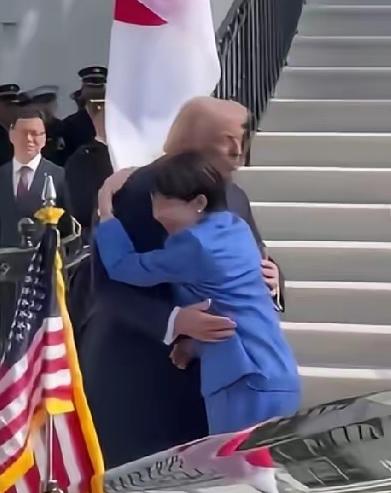 老巫访美一下车就往老特怀里钻，求抱抱！哪里还有什么外交礼仪和国家尊严，真正的下贱