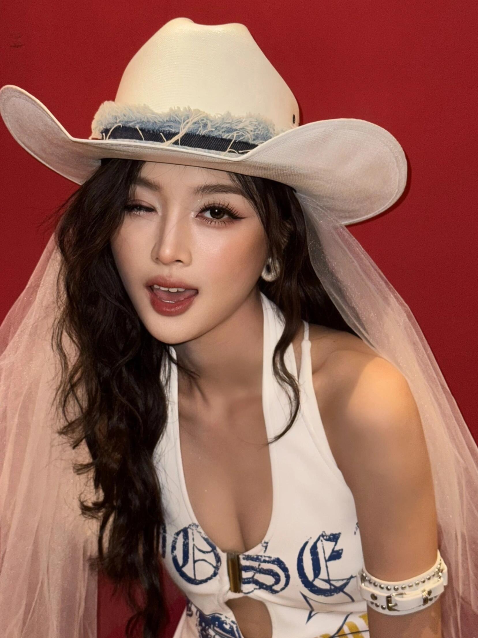 吴宣仪 wxy吴宣仪931演唱会成都站 成都演唱会化妆师发的这套牛仔风格图也存存