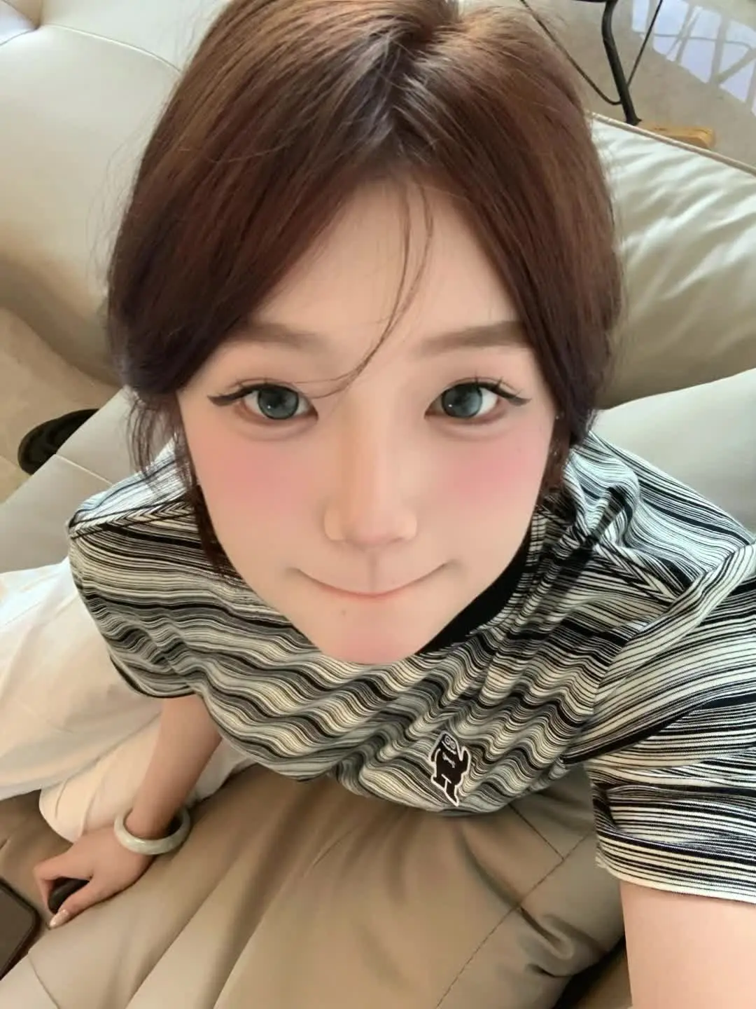 我竟然没有掉头 最残忍那一刻 静静看你走 一点都不像我.