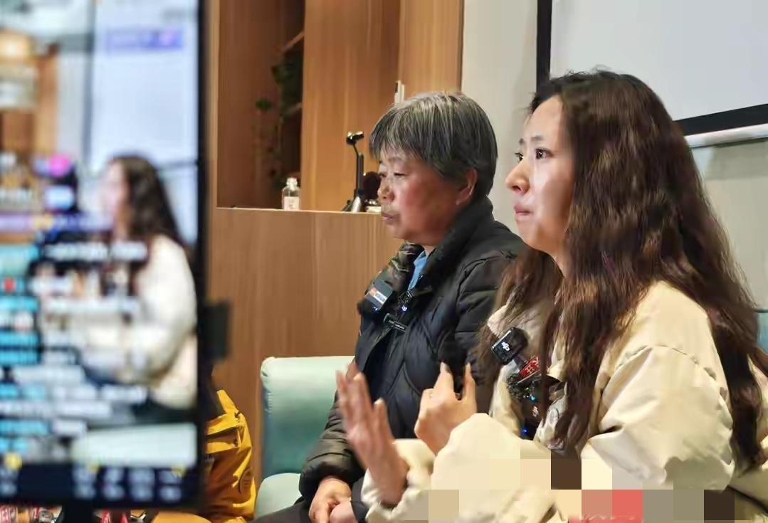 罗大美生前佩戴的价值70余万元金银首饰下落不明，两个被告人是各执一词都说没拿，家