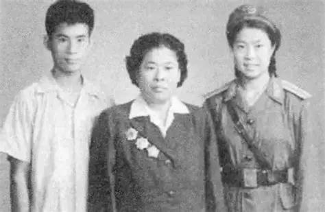 1935年，土匪黑七提出要与红军单挑，何子友去迎战，她对黑七说：“比武如果我赢了