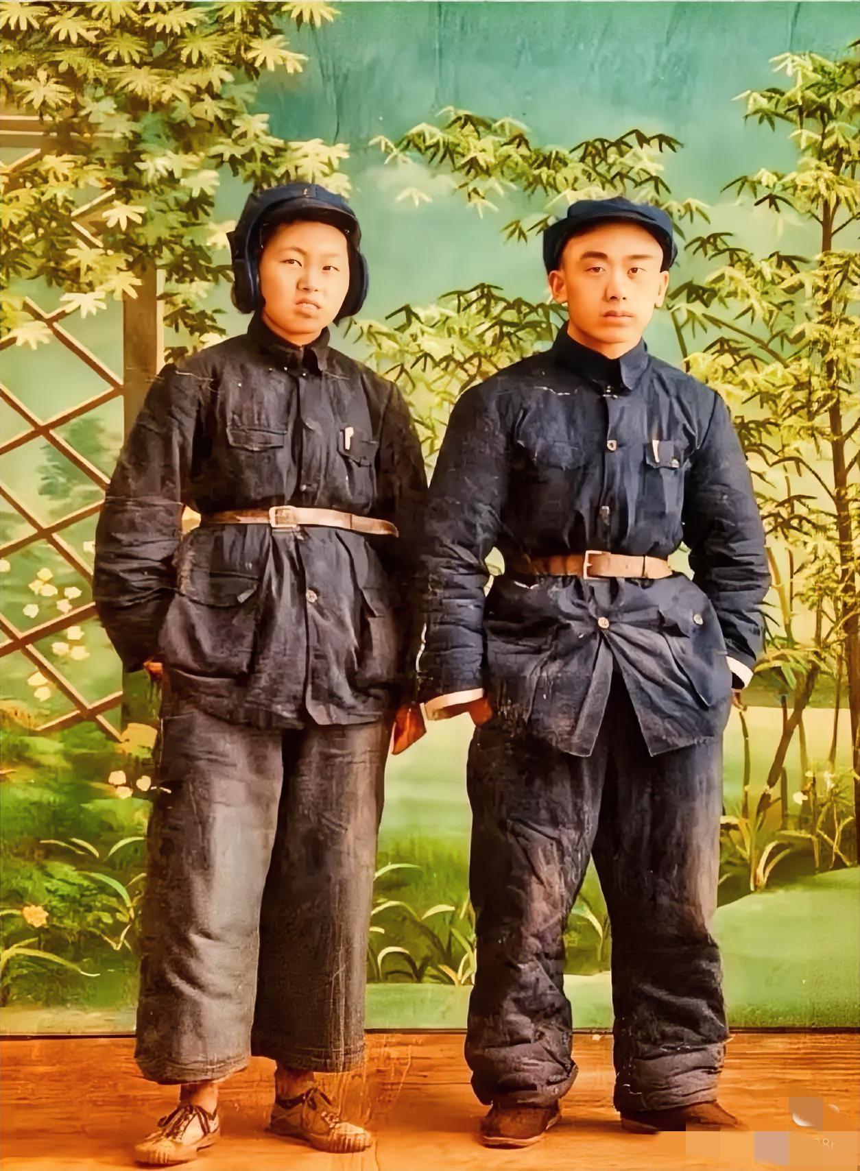 1949年，山西省汾阳县首任县长王彩彰，与妻子解毓瑢的合影，两人穿着简朴，甚至可