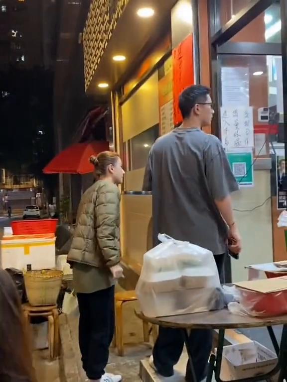 窦骁何超莲。