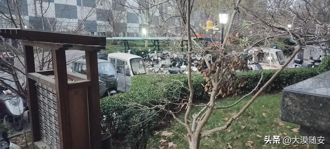 送孩子的车，塞满了小区！