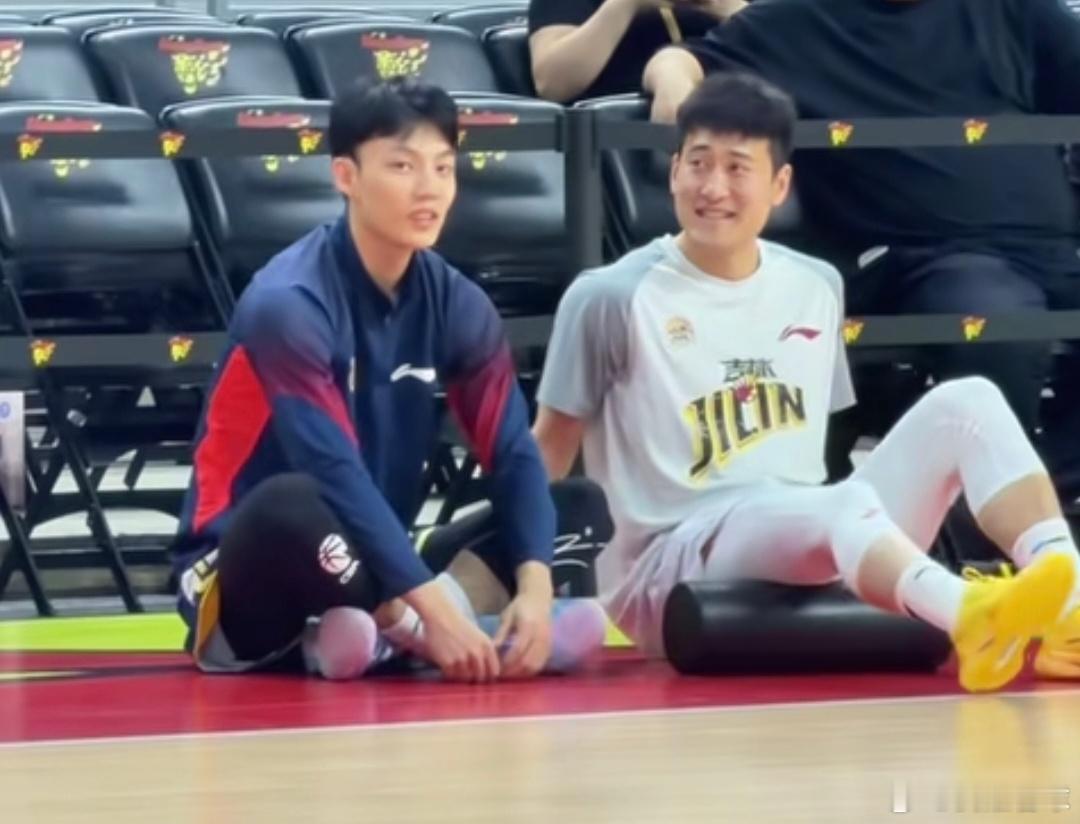 广东队大名单出炉，依然是双外援出战，看来老将萨林杰伤势不太乐观，内线轮换吃紧，期