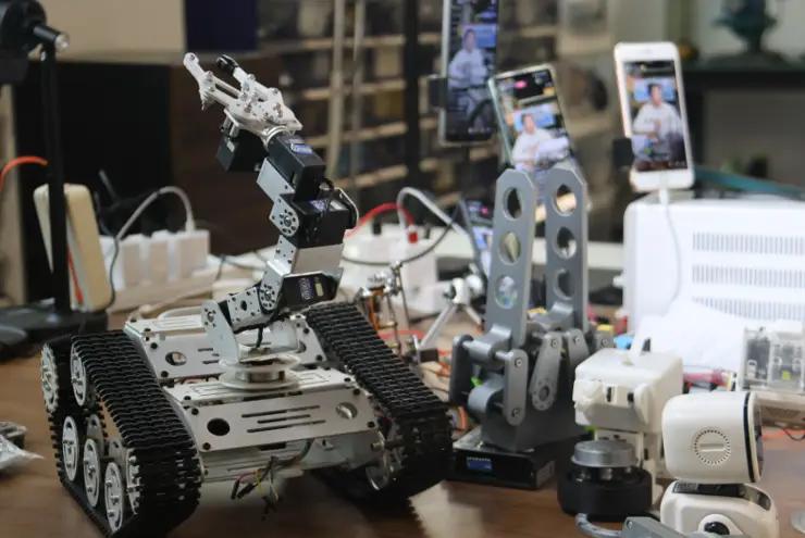 浙大一位博士火了，他在杭州花40万买下了两个车库，将两个车库打通之后，开了一家工