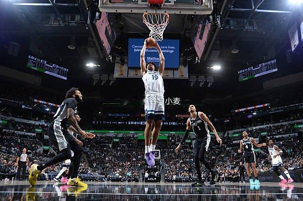 若昂-贝兰热真的有点东西的。天赋瞎眼可见，打文班亚马甚至都能扛住，还能篮下得点分