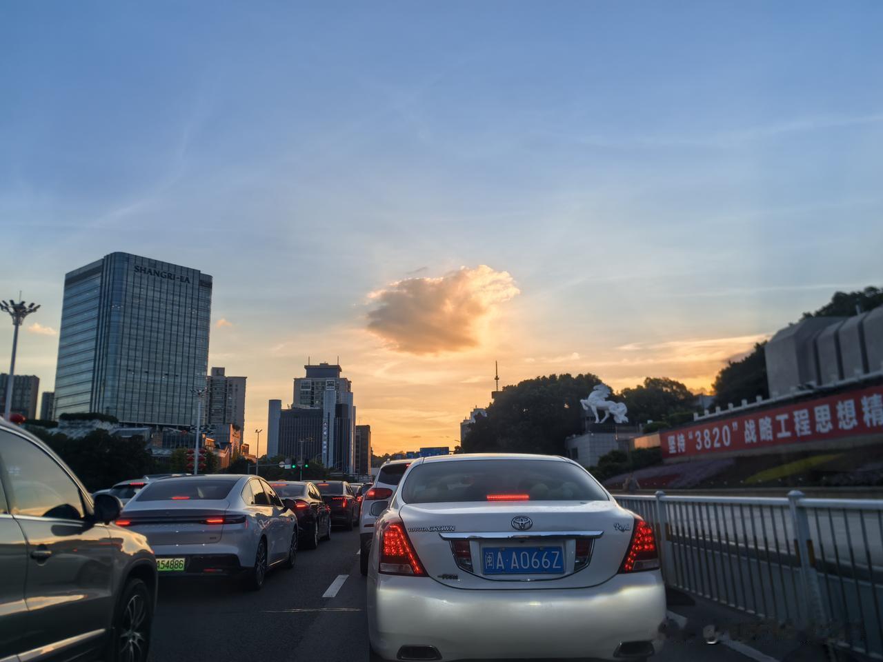 近来福州酷热难耐，手机上官方预报显示，每日最高气温都不低于 37 度，身处户外，