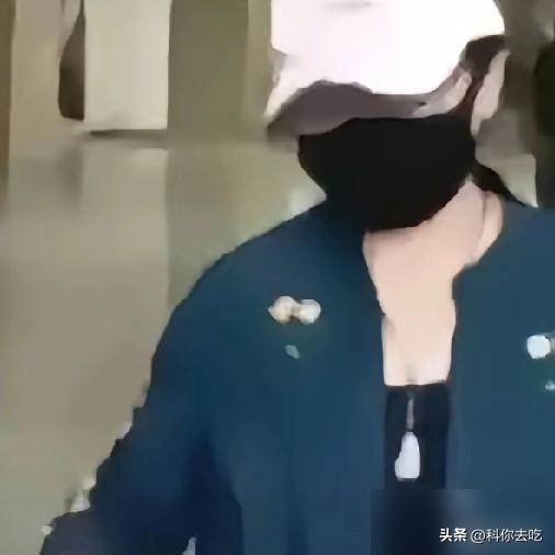 伦巴这回，算是把“支持”这俩字，玩成生意了。
镜头前跟金果儿撕得你死我活，转头