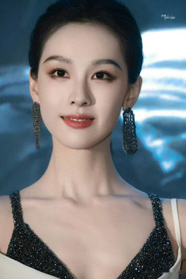 陈都灵一袭白裙，清冷自带高级感