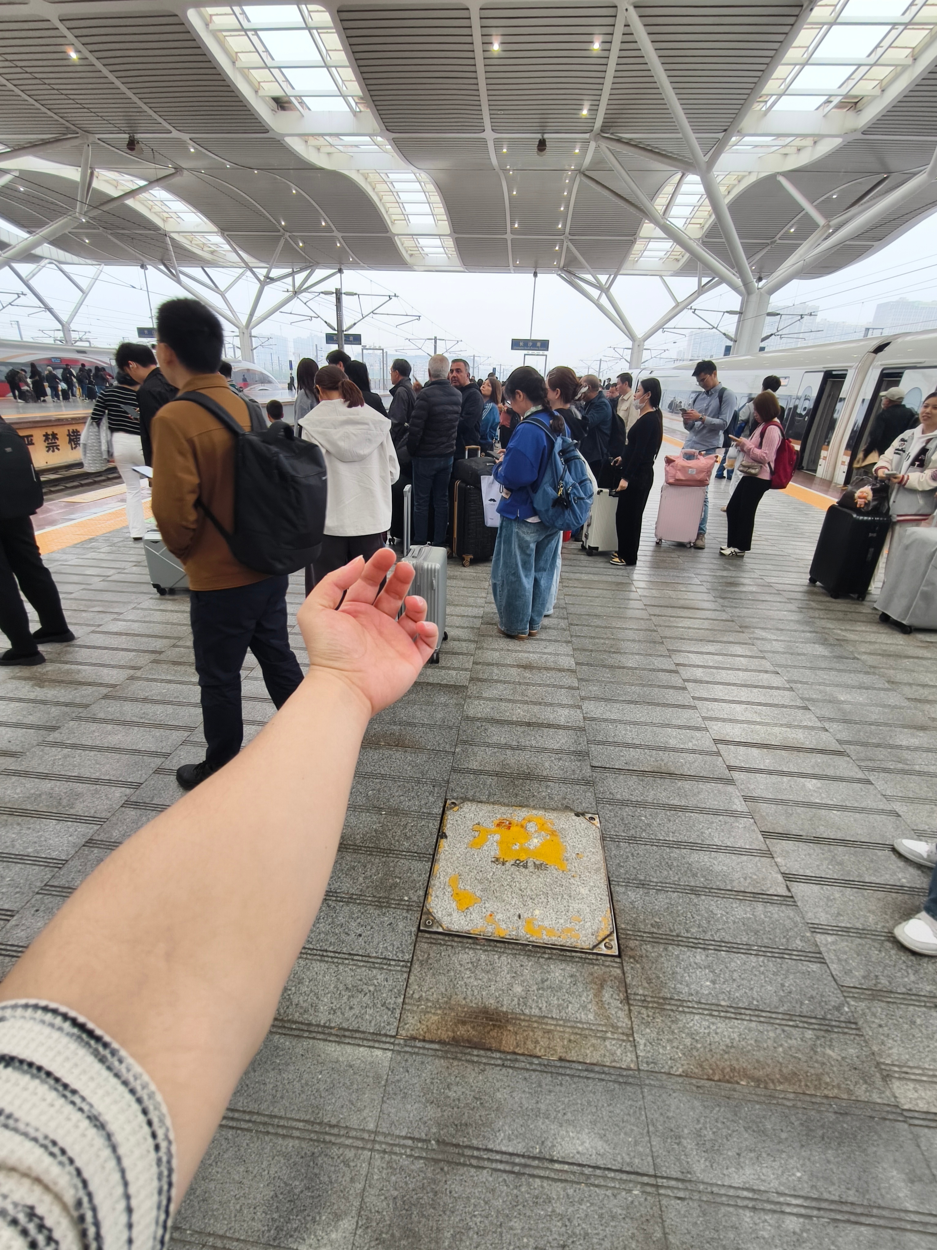 不都去广州吗？怎么就我穿短袖 长沙·长沙南站