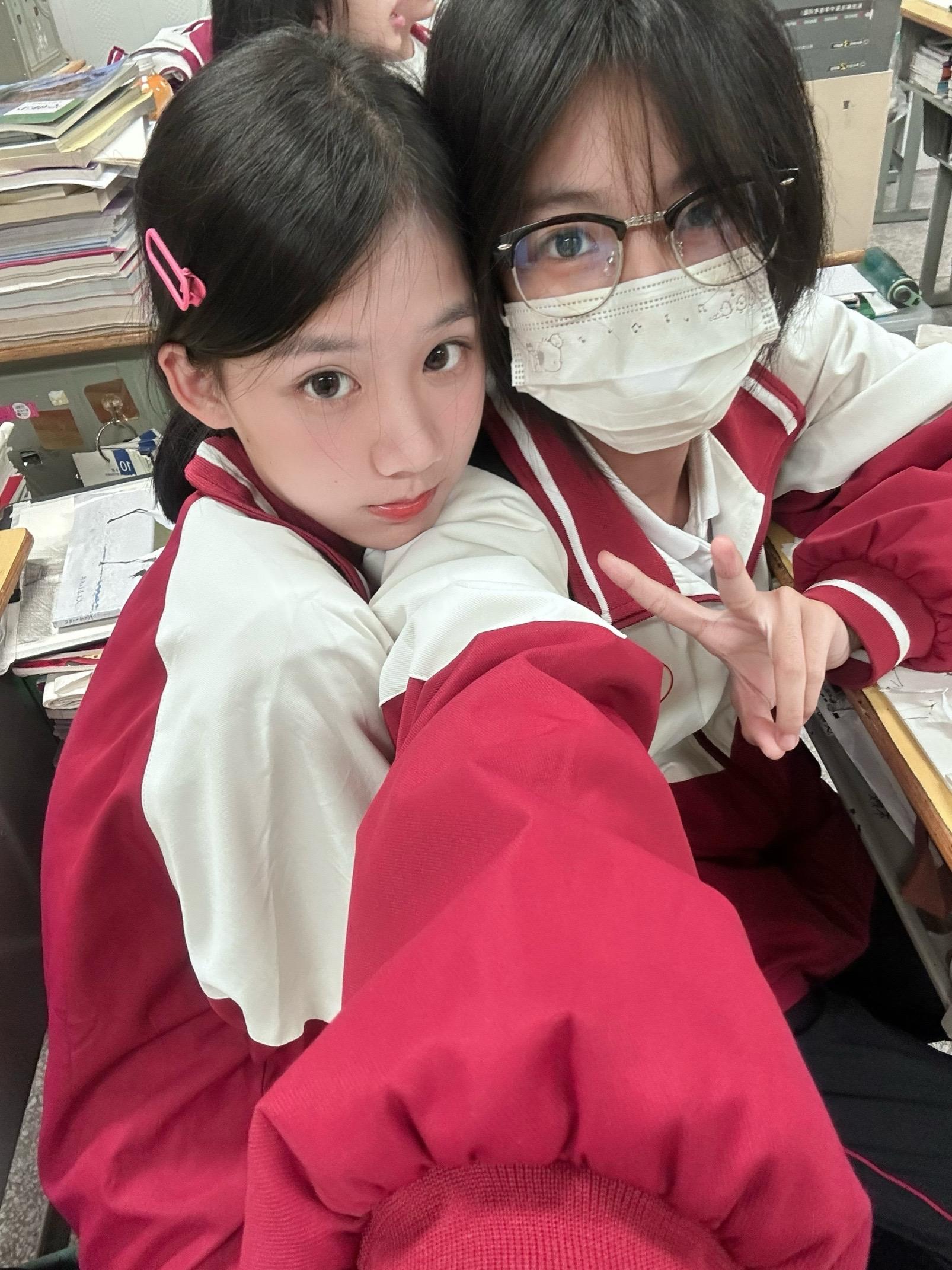 学姐你太美好了 你睡觉时乱乱的头发你说话时的嗓音 你站在栏杆旁清瘦的背...