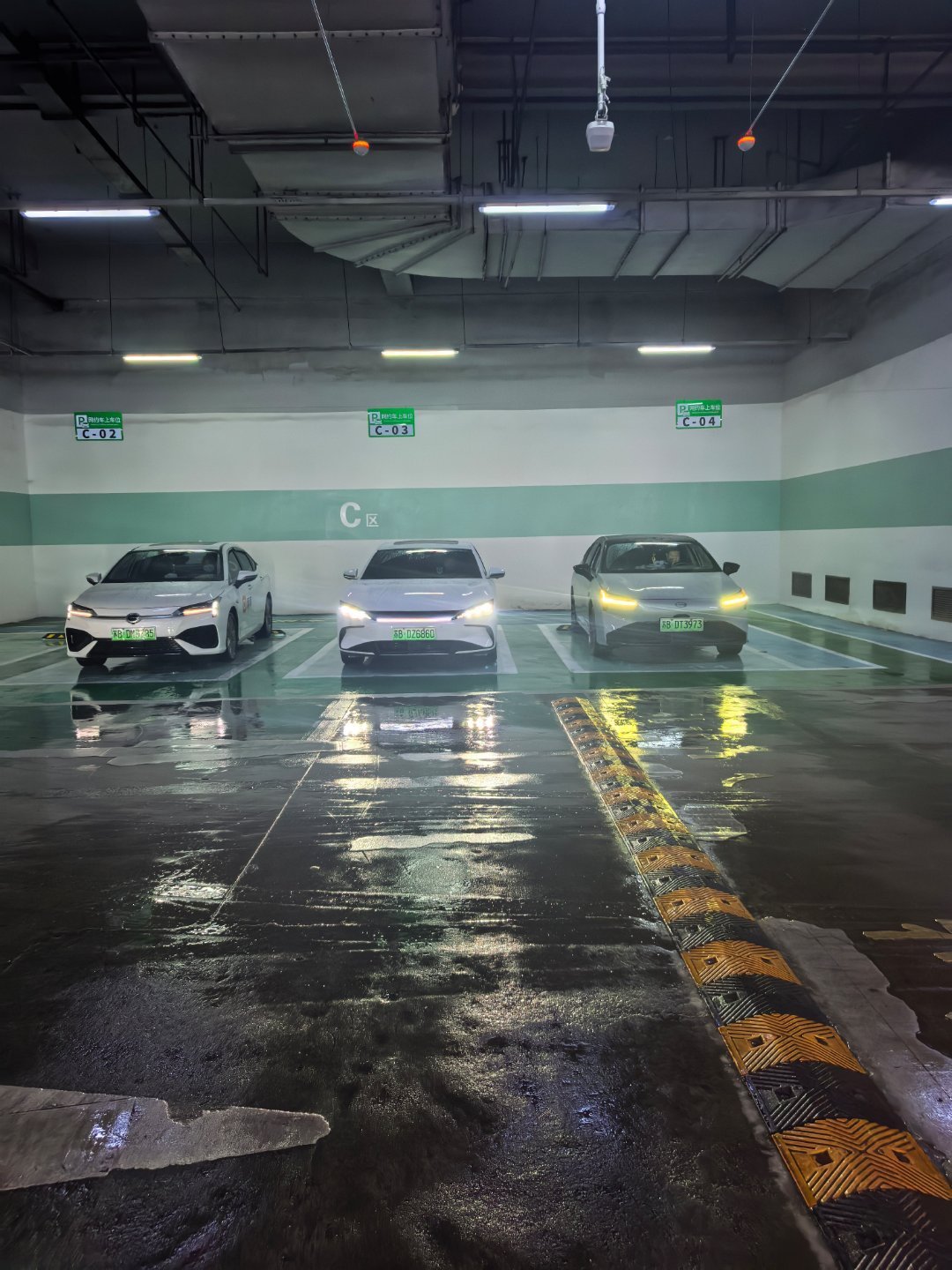 无锡的网约车搞的真的很专业，秩序维护非常好，比亚迪汽车打车打到个汉EV也是非常幸