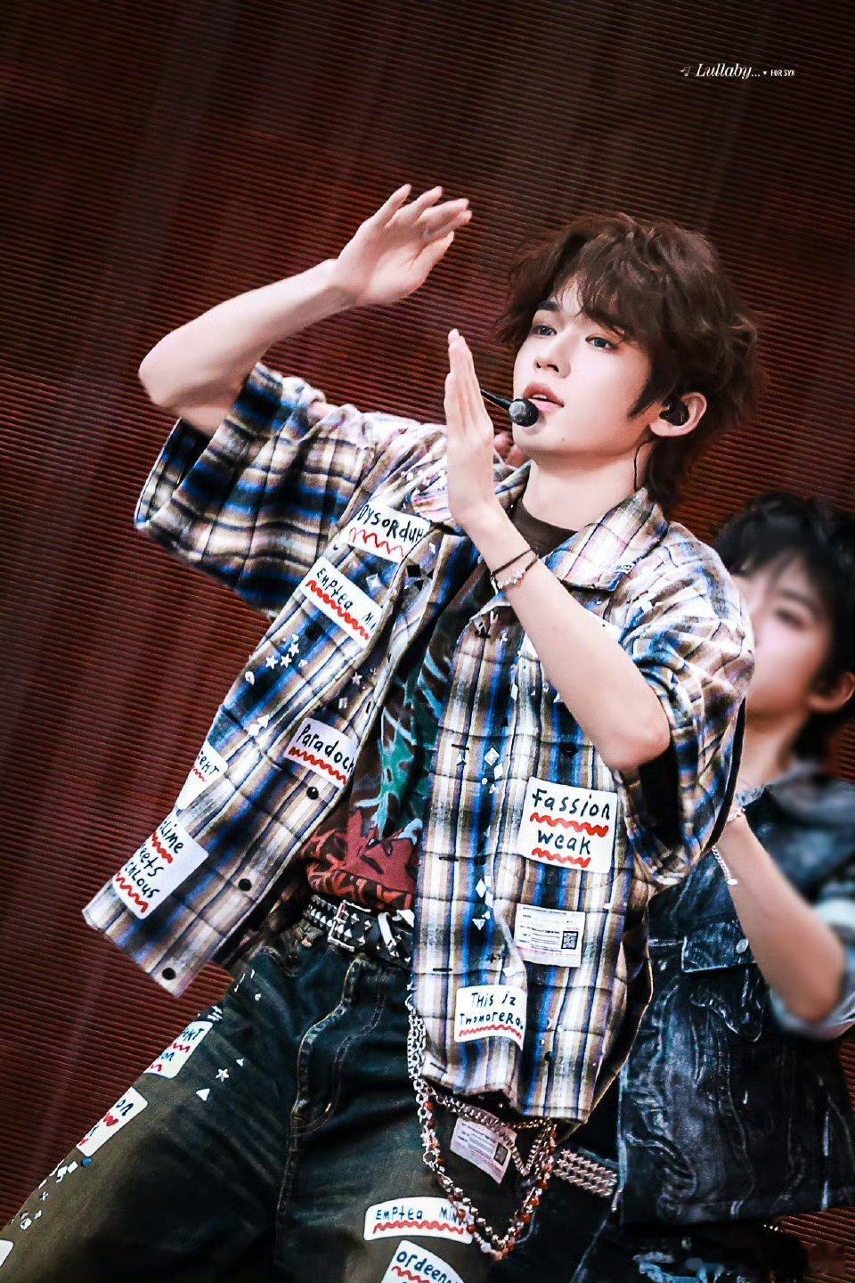 此男这眼神完全是妖精……宋亚轩冷脸完全男神 