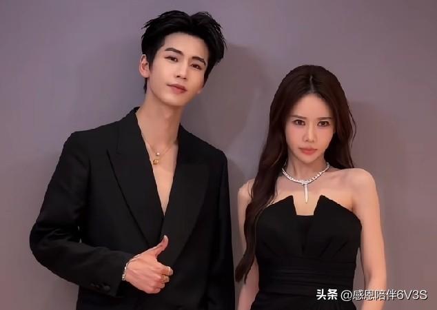 哎呀，张凌赫这身高是真实存在的吗？女生穿着十厘米的高跟鞋站在他身旁，居然还有身高
