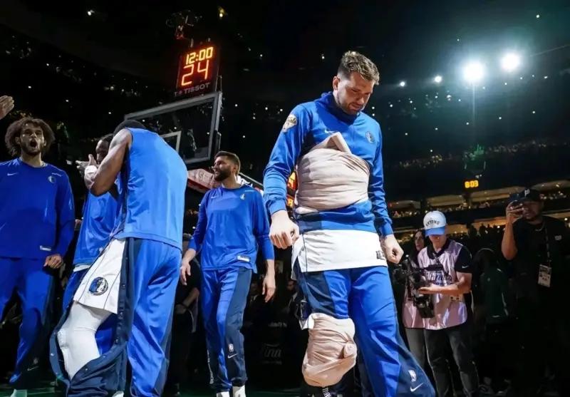 东契奇必然伤的很重。
库里说的没错，后腿筋受伤很麻烦，会说谎。
看着没啥问题了，