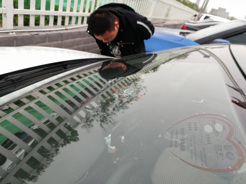 12月9日浙江杭州，男子杭州出差租了一辆保时捷718，还车时发现前挡风玻璃有个小