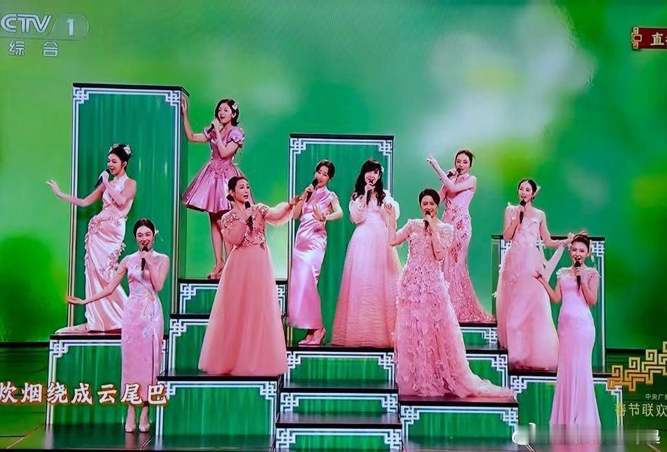 春晚女宝们都好美立春舞台好养眼 姜妍、张钧甯在《立春》舞台上状态满分，温柔的笑容