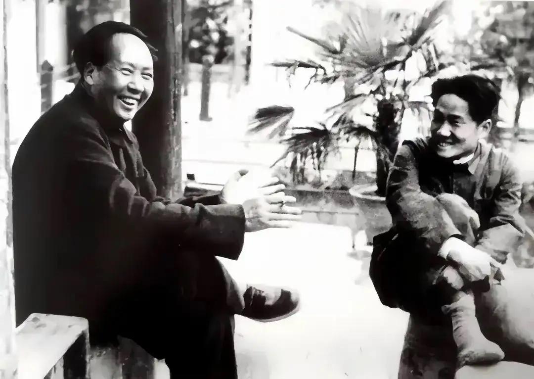 每次看到毛主席和儿子毛岸英的合影照片，笔者情不自禁流泪！

毛主席为了中华人民共