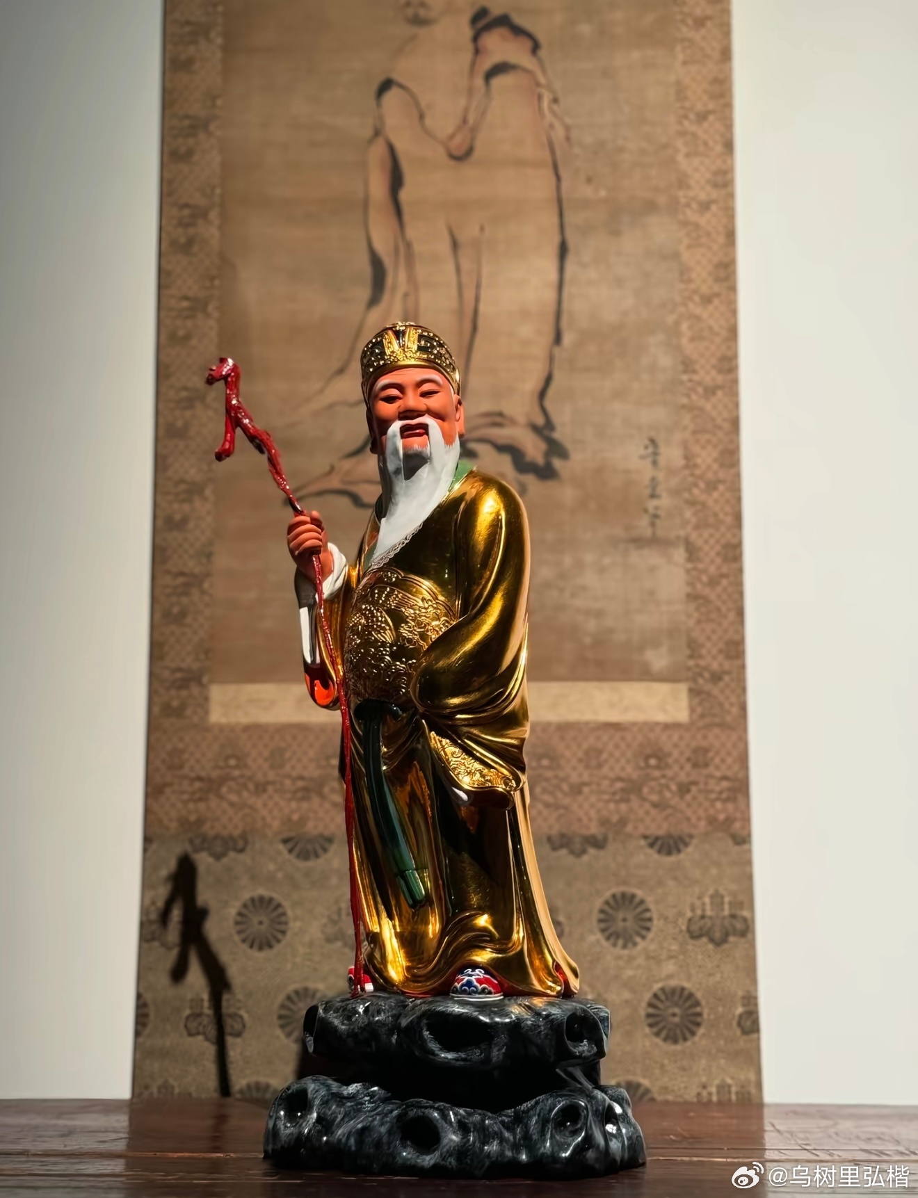 以前也说过类似的话题，就是远离消耗你的人，因为有些人她们长期活在匮乏、压抑、混乱