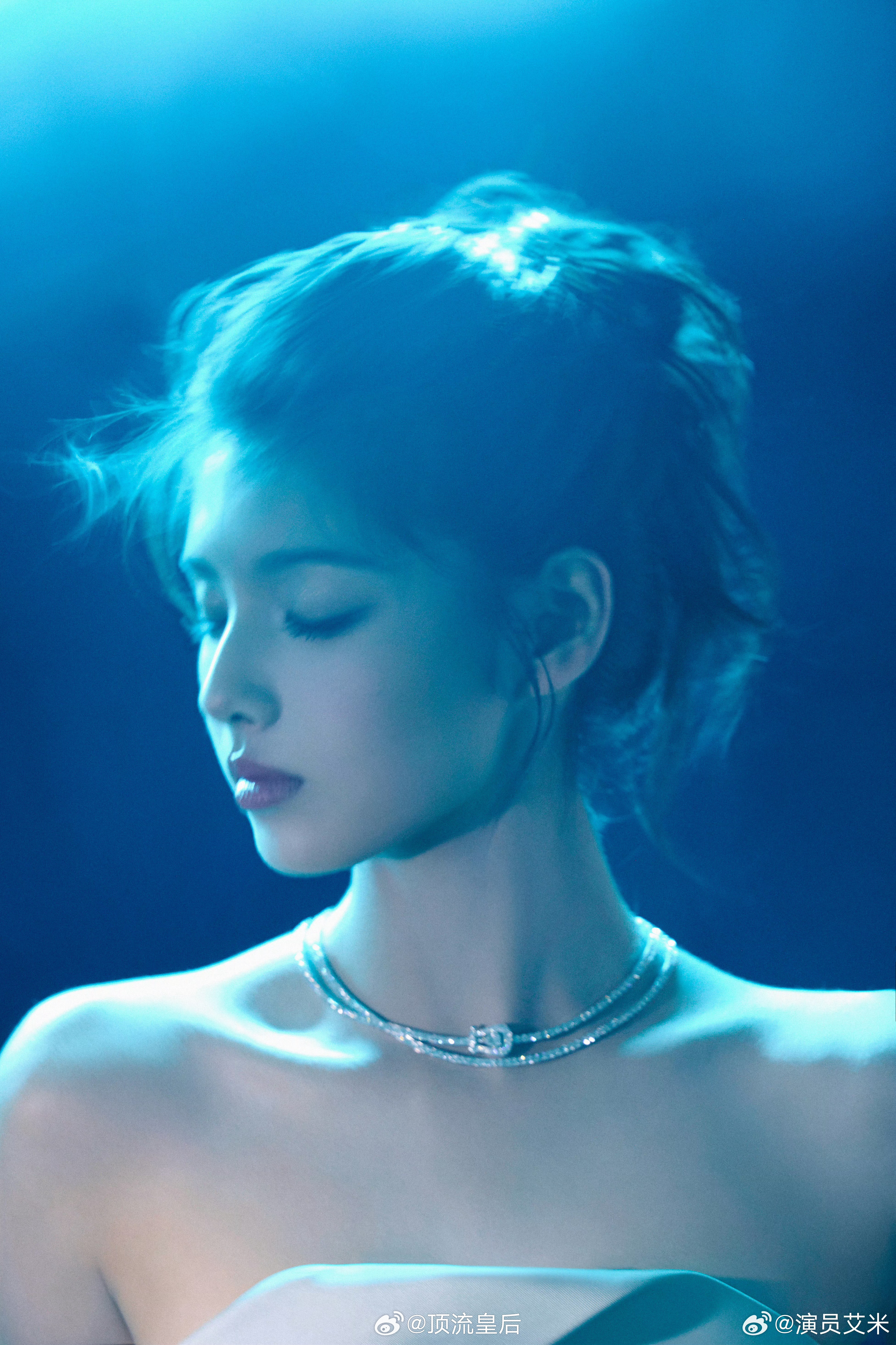 艾米好完美的一颗头，骨相绝美。 ​​​