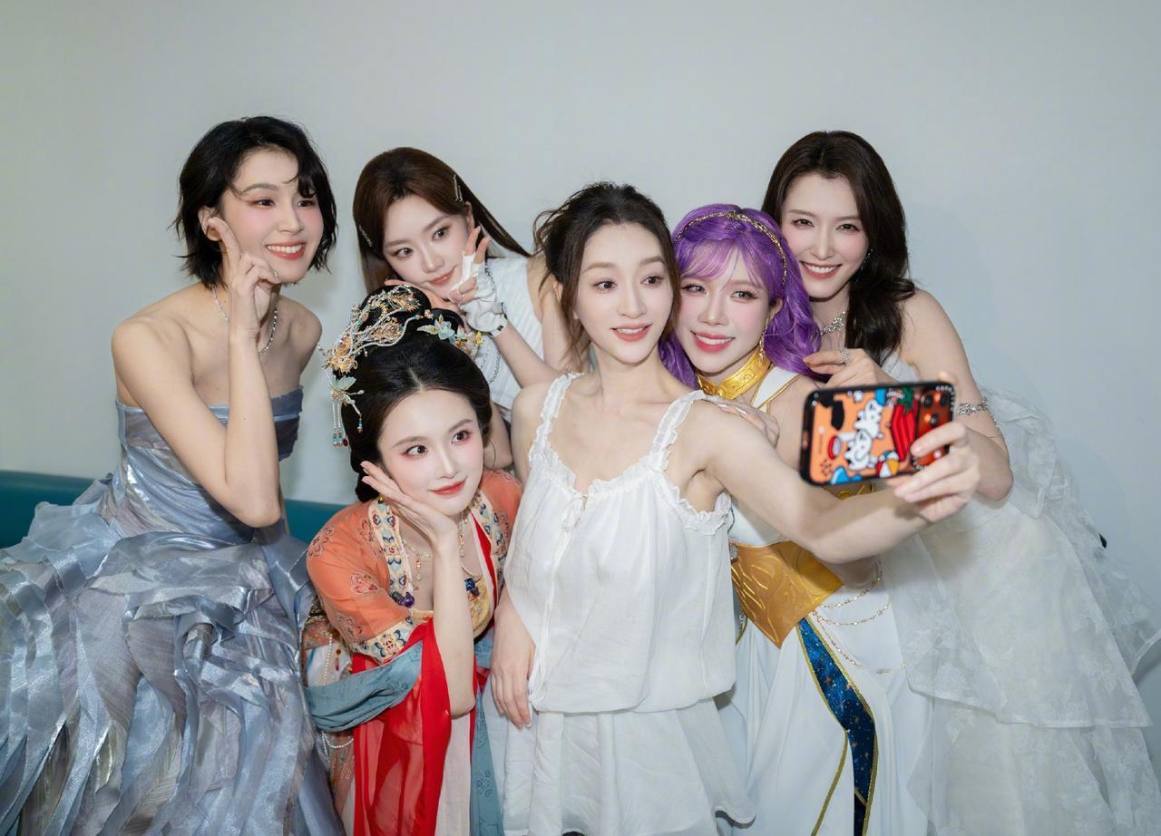 李小冉晒芒果夜小聚会合照
哇塞，个个都是大美女，看得我眼花缭乱，你们都认识她们是