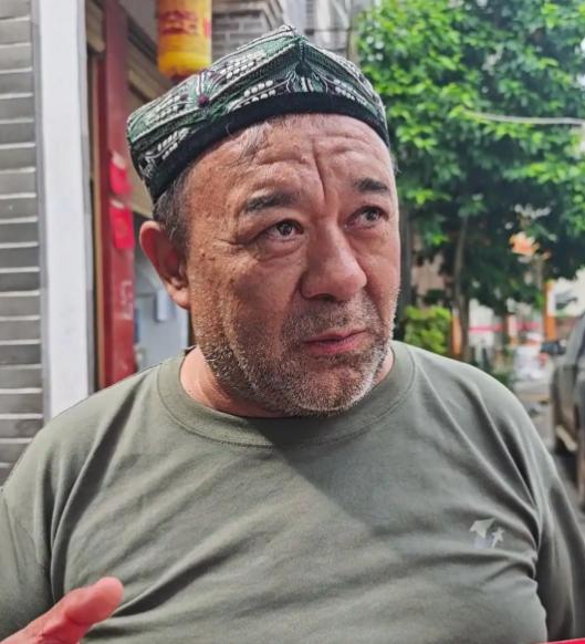 1992年，一名新疆男子退伍后，被分到供销社上班，给当地百姓赊账10000多元货