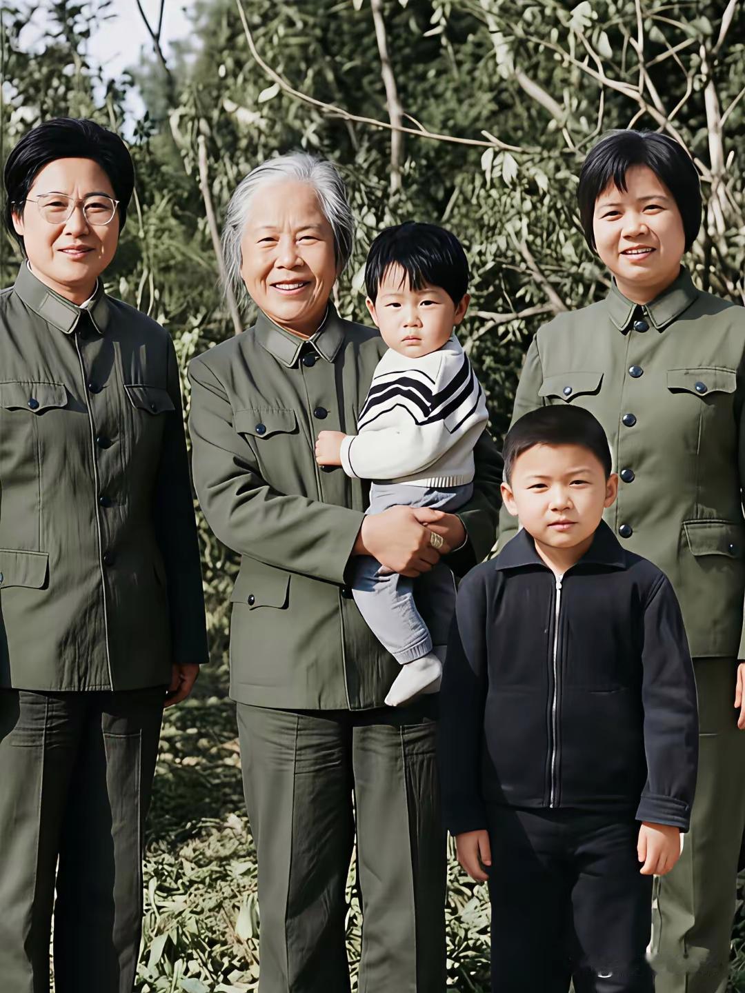 这是晚年时期的贺子珍和孩子们的高清修复合影，亲切而又温馨幸福