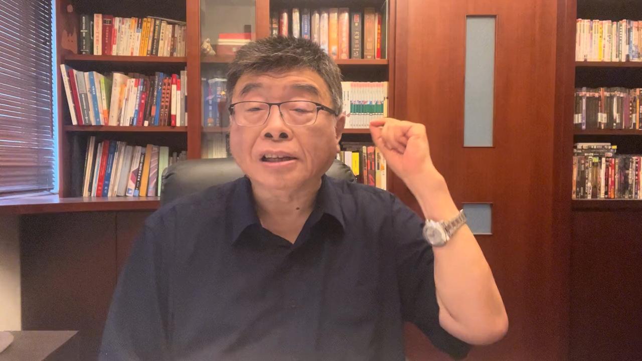 邱毅评台军战力：两岸若起冲突，台军或不战而降。

台湾评论员邱毅认为，若解放军登