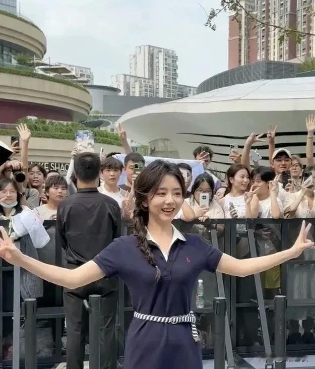 谭松韵可以看出来很年轻，但也不用夸她还有少女感，毕竟她已经三十几岁了，早就没有所