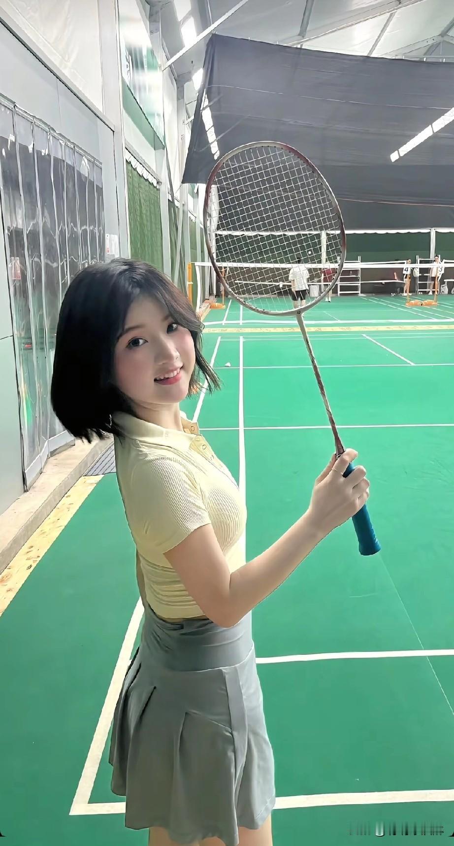 羽毛球少女挥拍瞬间，活力满满！