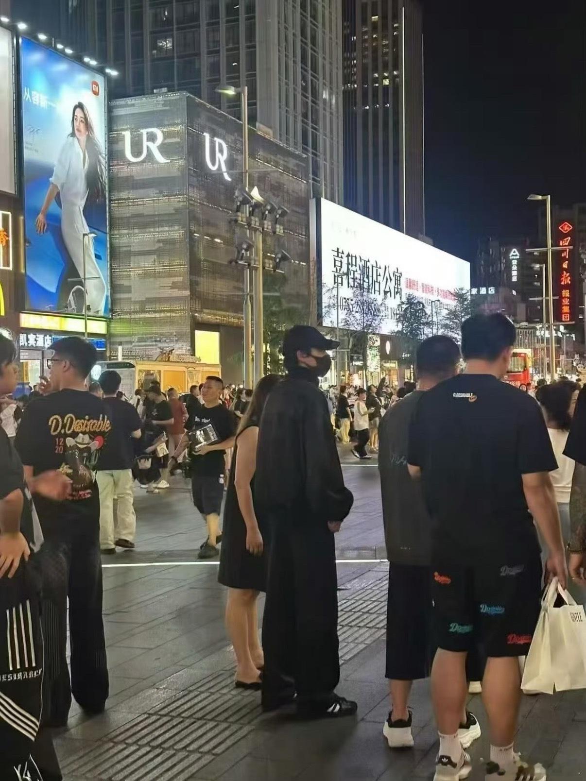 隔着口罩都能看出来是大帅哥成都春熙路偶遇王鹤棣太古里偶遇王鹤棣