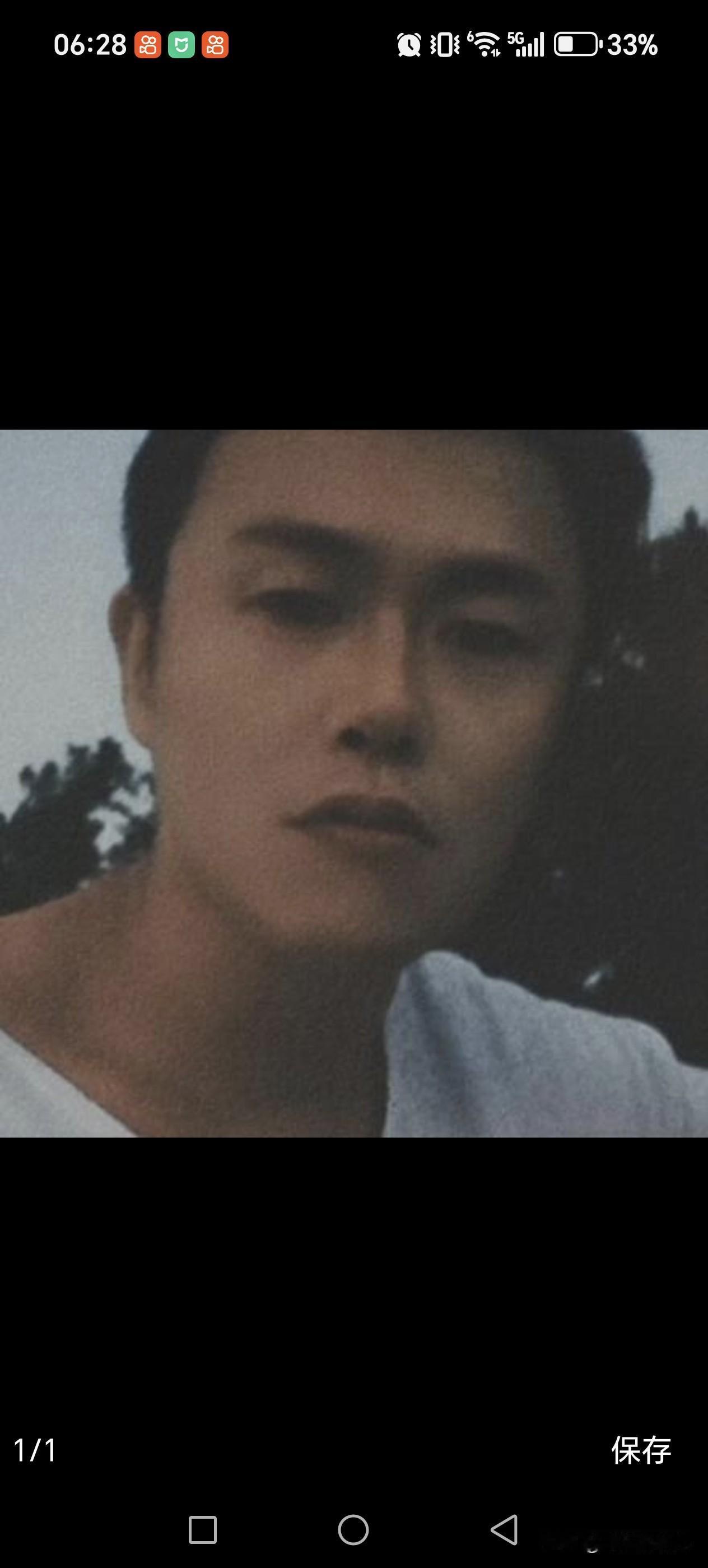 有个男的，
头像人这样地，
给我点了个赞，
还去我主页溜了一圈儿，
我一看，
帅