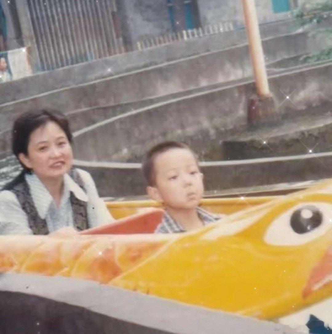 肖战小学时期肖战长大当演员的笑容和他小时候真的一模一样，真阳光大男孩 ​​​